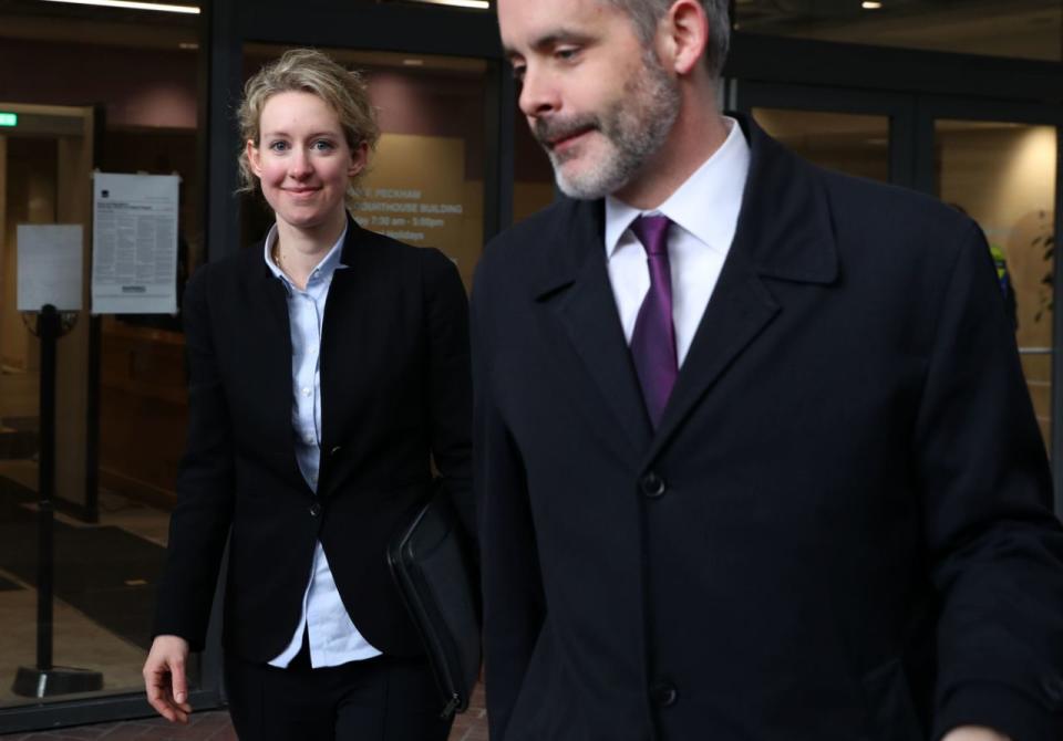 La ex fundadora y Directora Ejecutiva de Theranos, Elizabeth Holmes (izquierda) abandona el Tribunal Federal Robert F. Peckham de Estados Unidos el 14 de enero de 2019 en San José, California. (Foto por Justin Sullivan/Getty Images)