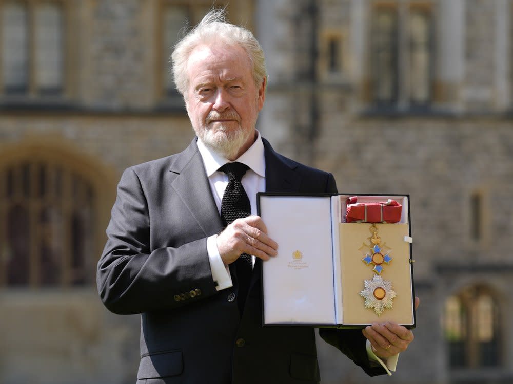 Ridley Scott mit seinem neuen Verdienstorden nach der Zeremonie auf Schloss Windsor. (Bild:  Andrew Matthews/PA Photos/Action Press)