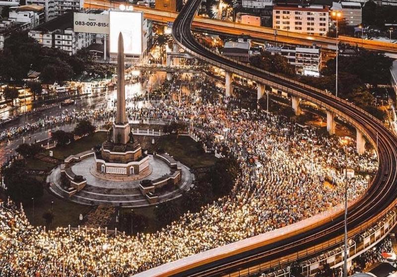 昨日泰國反政府示威集會在當地晚上約8時陸續結束，氣氛和平。（翻攝自推特 @Beautyfemmeft）
