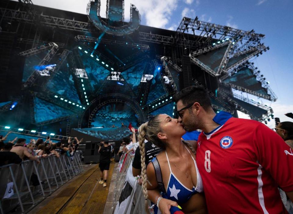 Marie Barraza, left, kisses Pablo Francois during Nora En Pure’s set at the Main Stage at Ultra Day 3 on Sunday, March 24, 2024, at Bayfront Park in downtown Miami.