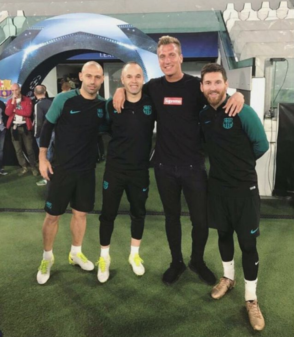 <p>“Más que amigos, ¡ídolos!”, escribió el deportista con esta foto, en la que se lo ve posando con Javier Mascherano, Andrés Iniesta y Lionel Messi, desde la concentración del Barcelona. La publicación reavivó la polémica acerca de los motivos por los cuales Icardi nunca fue convocado para jugar en la Selección Argentina. – Foto: <em><a rel="nofollow noopener" href="https://www.instagram.com/maxilopez10/" target="_blank" data-ylk="slk:Instagram/maxilopez10/;elm:context_link;itc:0;sec:content-canvas" class="link ">Instagram/maxilopez10/</a></em> </p>