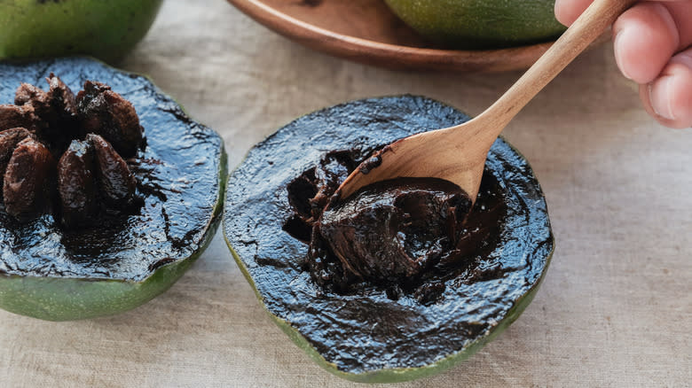 Spoon in black sapote