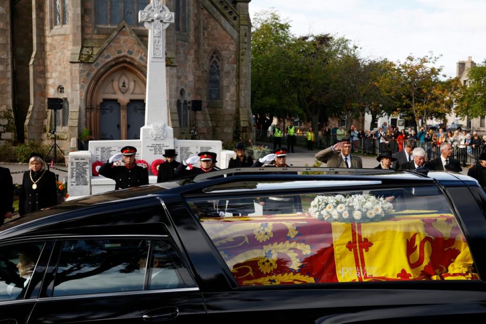 Los asistentes presentan sus respetos mientras el féretro pasa por la ruta (Getty Images)