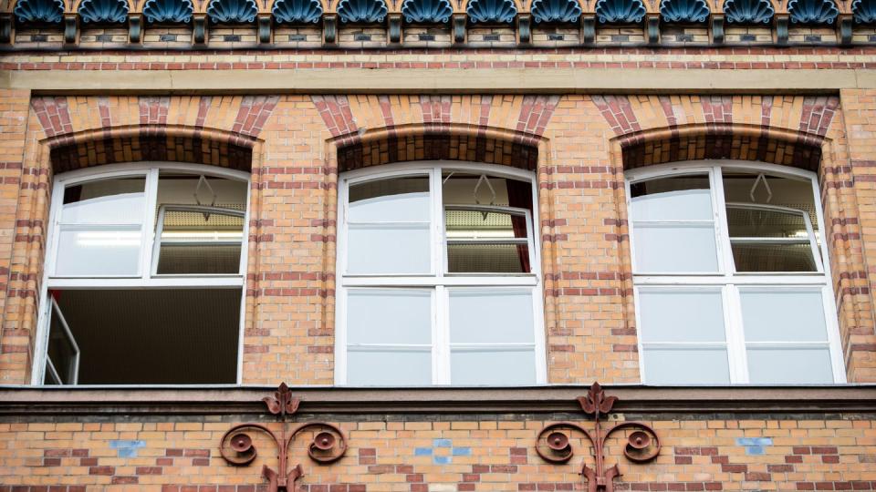 Fenster einer Schule sind zum Lüften geöffnet.