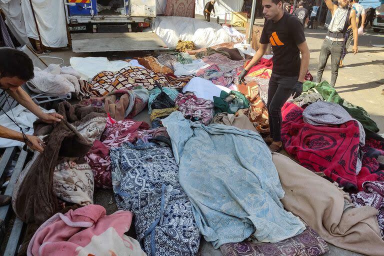 Los cuerpos de personas fallecidas en un presunto ataque israelí yacen en el suelo en las inmediaciones del complejo hospitalario Al-Shifa en la Ciudad de Gaza el 10 de noviembre de 2023. 