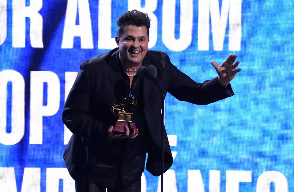 ARCHIVO - Carlos Vives recibe el premio a mejor álbum tropical contemporáneo por "Cumbiana II" en la 23a entrega anual del Latin Grammy en la Mandalay Bay Michelob Ultra Arena el 17 de noviembre de 2022, en Las Vegas. Vives es la Persona del Año de la Academia Latina de la Grabación 2024, anunció la academia el miércoles 22 de mayo de 2024. (Foto AP/Chris Pizzello, archivo)