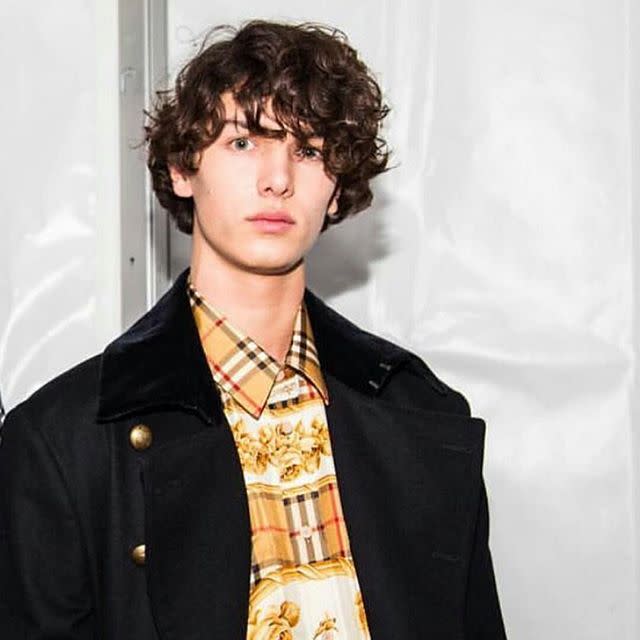 <p>Remarqué, le jeune homme a donc fait son premier défilé pour Burberry en février dernier à Londres pour la Fashion Week Automne-Hiver 2018-2019. Crédit image : @minelaella </p>