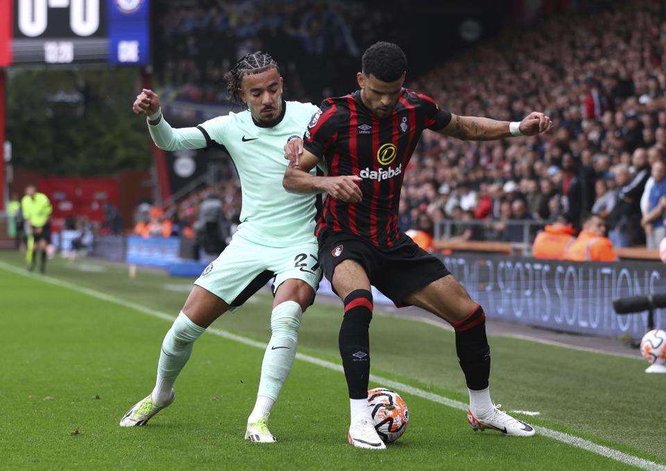 Malo Gusto (izquierda) de Chelsea y Dominic Solanke de Bournemouth pugnan por el balón en el partido de la Liga Premier, el domingo 17 de septiembre de 2023, en Bournemouth. (Steven Paston/PA vía AP)