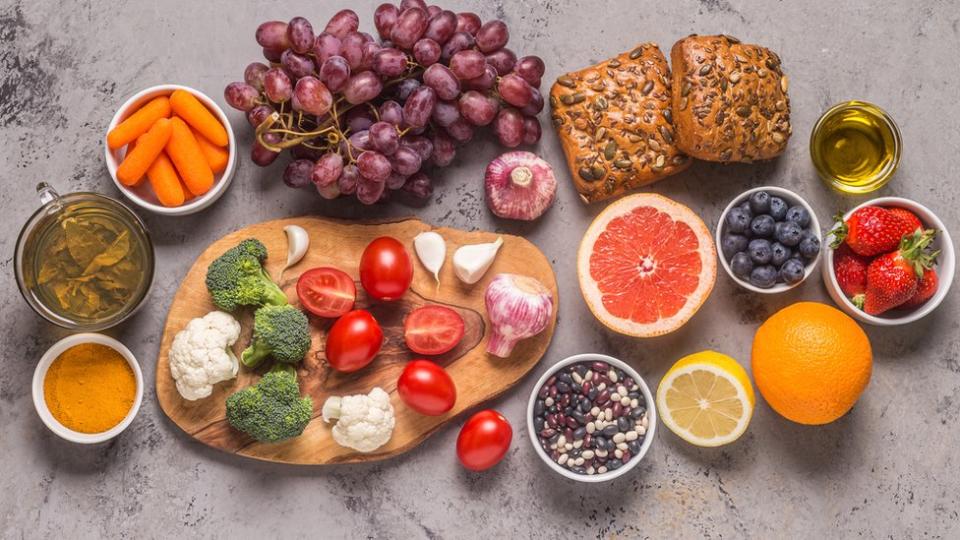 Muestra de alimentos sanos sobre una mesa.