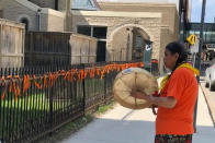 <p>Gerry Shingoose drummed and sang for the 215 children whose deaths were undocumented in Kamloops, B.C. (Viv Ketchum/Facebook)</p> 