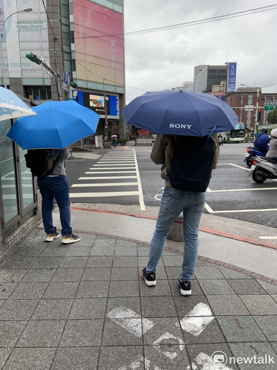 氣象專家賴忠瑋表示，明日起東北風增強、水氣增加，迎風面地區再度轉雨。   圖：張家寧／攝