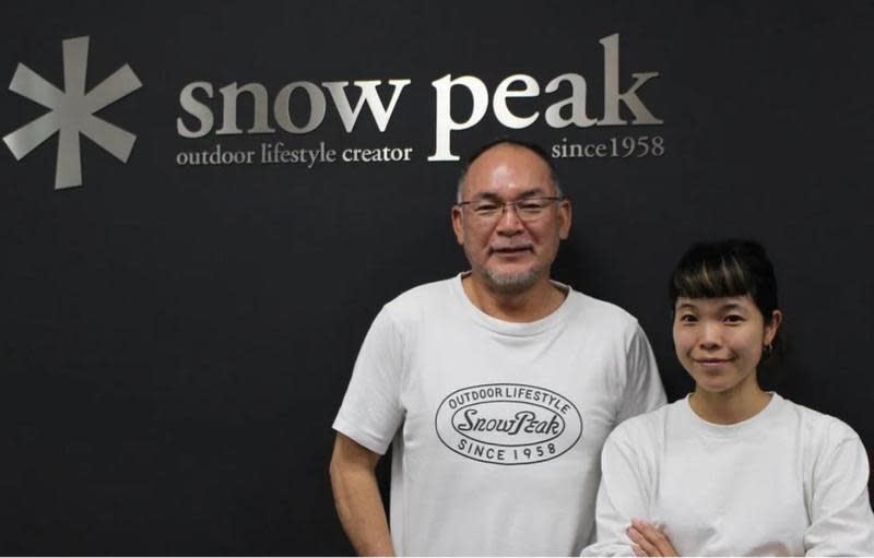 知名露營用具Snow Peak女社長山井梨沙(右)，驚爆淪小三！搞上人夫懷孕辭職。左方為父親山井太。（翻自gatheringtable.jp）