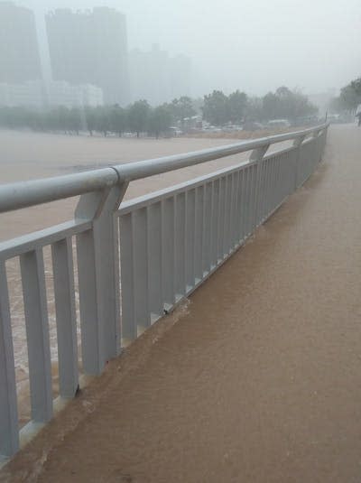Inundaciones en Zhengzhou (China), 21 de julio 2021. <a href="https://commons.wikimedia.org/wiki/File:20210720_Zhengzhou_Floods.jpg" rel="nofollow noopener" target="_blank" data-ylk="slk:Walter Grassroot / Wikimedia Commons;elm:context_link;itc:0;sec:content-canvas" class="link ">Walter Grassroot / Wikimedia Commons</a>, <a href="http://creativecommons.org/licenses/by/4.0/" rel="nofollow noopener" target="_blank" data-ylk="slk:CC BY;elm:context_link;itc:0;sec:content-canvas" class="link ">CC BY</a>