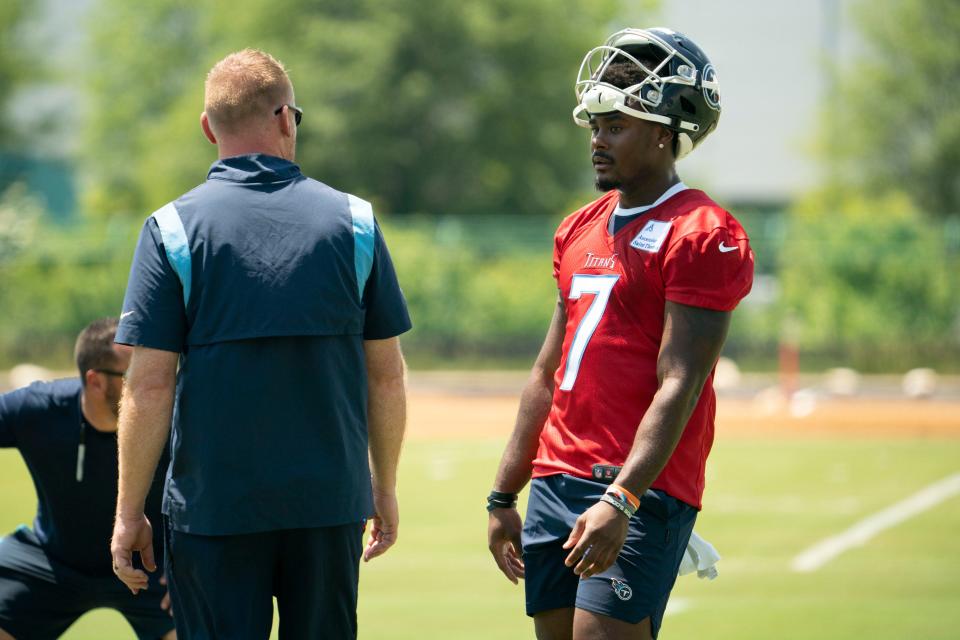 Titans quarterback Malik Willis (7) talks with offensive coordinator Todd Downing during a Rookie Mini-Camp practice at Saint Thomas Sports Park Friday, May 13, 2022, in Nashville, Tenn. 
