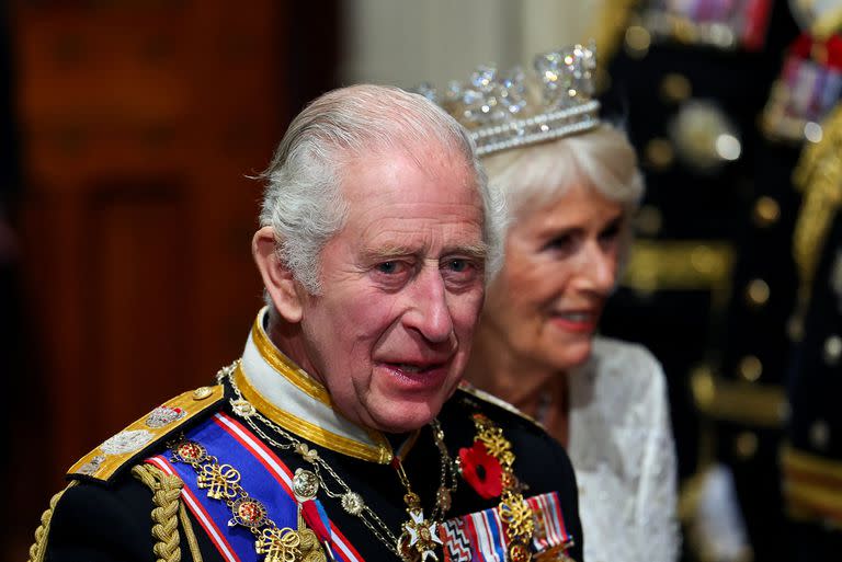 El rey Carlos III y la reina Camilla caminan por el vestíbulo de los diputados en el Palacio de Westminster tras la apertura estatal del Parlamento en la Cámara de los Lores.