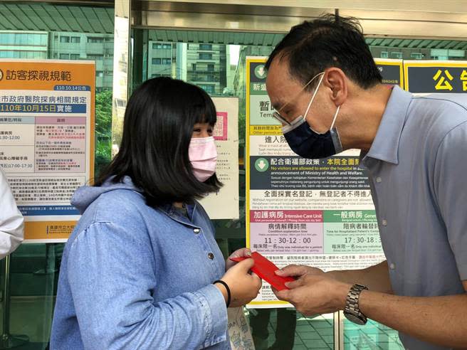 國民黨主席朱立倫15日臨時南下到高雄慰問城中城傷者。（國民黨提供）