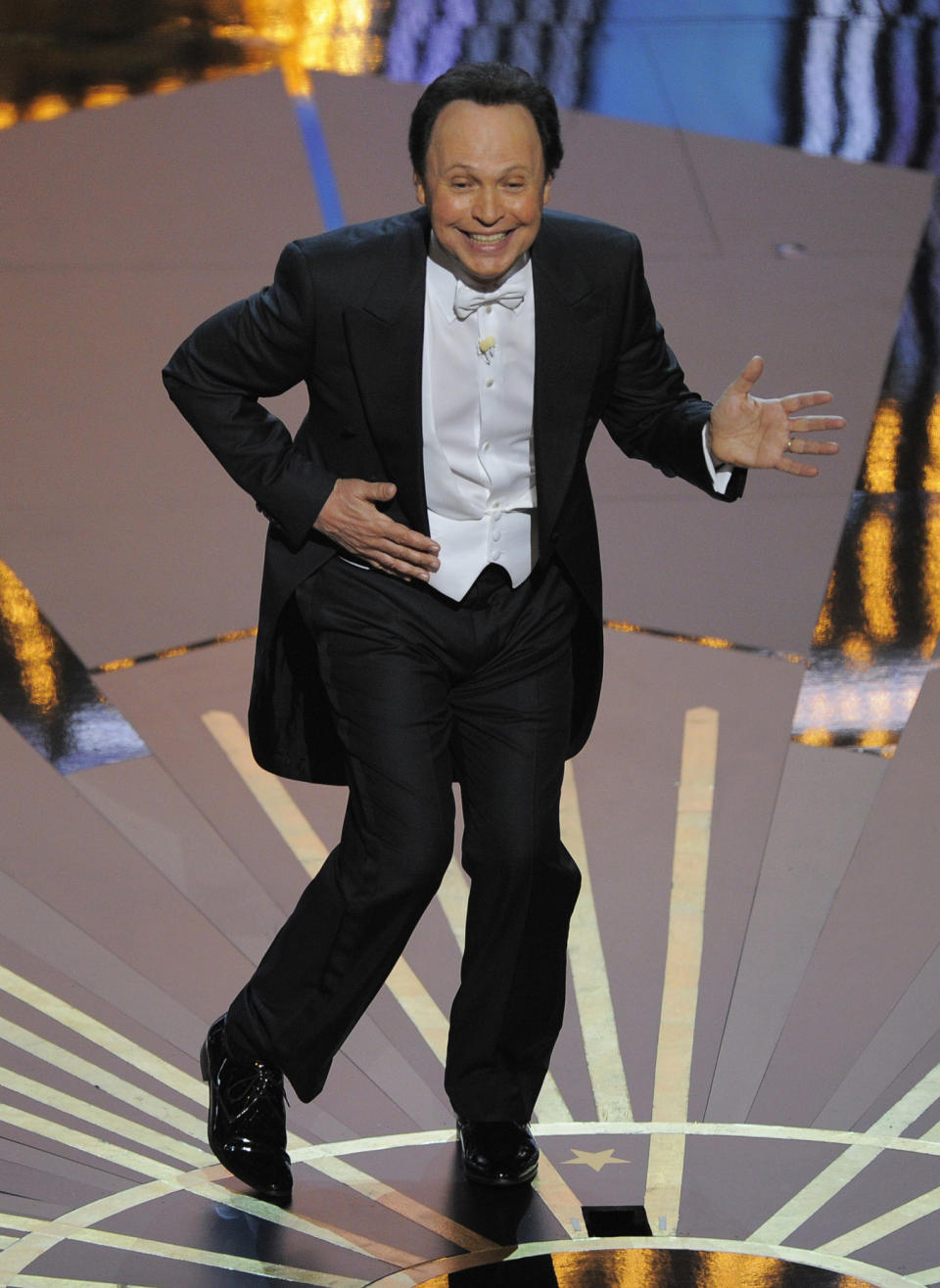 Billy Crystal como anfitrión de la 84a entrega de los Premios de la Academia en Los Angeles el 26 de febrero de 2012. Crystal ha sido anfitrión de los Oscar en nueve ocasiones. (Foto AP/Mark J. Terrill, archivo)