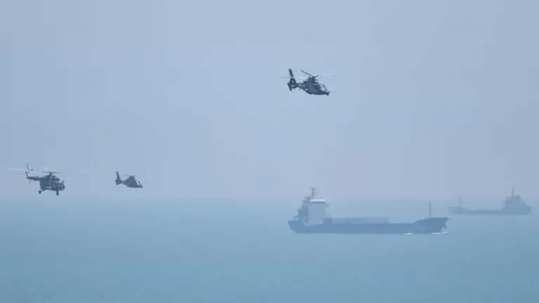 Buques y helicópteros militares de China participan en las maniobras en aguas frente a las costas de Taiwán