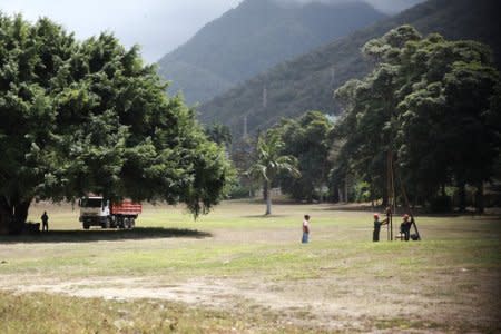 Construction workers are seen working in a new infrastructure at an expropriated golf field of the Caraballeda Golf & Yacht Club in Caraballeda, Venezuela February 20, 2018. Picture taken February 20, 2018. REUTERS/Adriana Loureiro