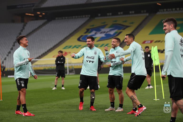 Paulo Dybala, Lionel Messi, Alejandro "Papu" Gómez, Ángel Di María y Rodrigo De Paul en un momento de bromas durante el último entrenamiento de la selección argentina antes de jugar ante Brasil por las eliminatorias para el Mundial Qatar 2022.