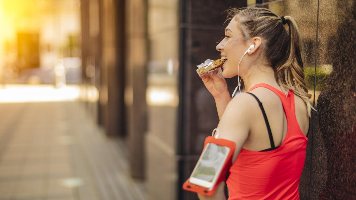  Is it okay to eat before running: runner having a snack. 