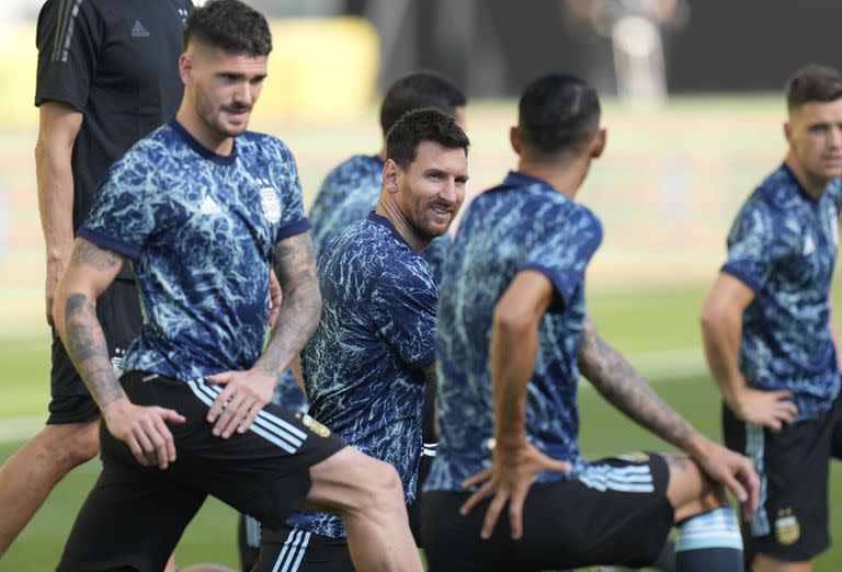 Lionel Messi, en el centro, calienta antes del partido contra Brasil en el estadio Neo Química Arena en San Paulo