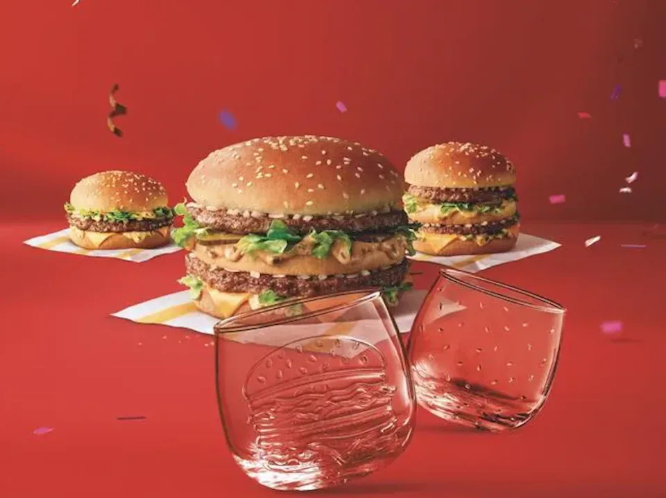 Die Gläser sind in sechs verschiedenen Designs erhältlich und werden wahrscheinlich bald vergriffen sein. (Bild: McDonald’s)