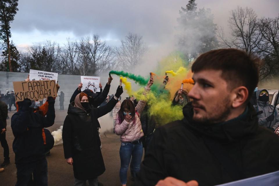 Pavlo Petrychenko(R) and numerous activists at the rally in the support of Serhiy Sternenko’s case near the residence of the President of Ukraine in Kyiv, Ukraine on March 8, 2021. (Herman Krieger / Watchers.Media)