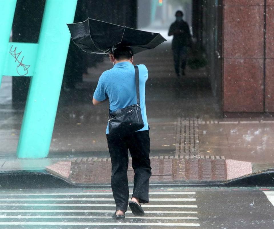 今午後東半部及北部山區降雨明顯，颱風將在中秋連假期間生成。(鄭任南攝)