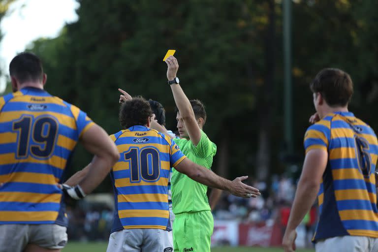 Si bien el nivel del arbitraje en el rugby local está bajo, eso no habilita lo que viene ocurriendo: una gran cantidad de gritos e insultos a los jueces, principalmente desde fuera de la cancha.