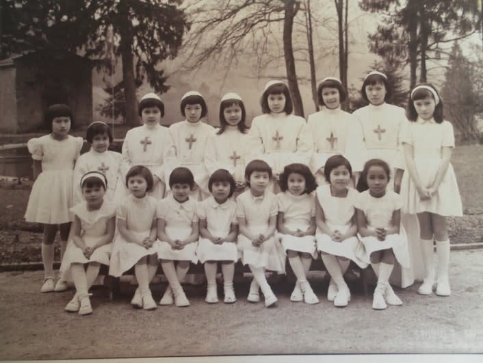 <span class="caption">Pensionnaires eurasiennes de la FOEFI au foyer de l’abbaye de Saint-Rambert-en-Bugey, le jour de leur communion, 1964.</span> <span class="attribution"><span class="source">Collection particulière</span>, <span class="license">Author provided</span></span>