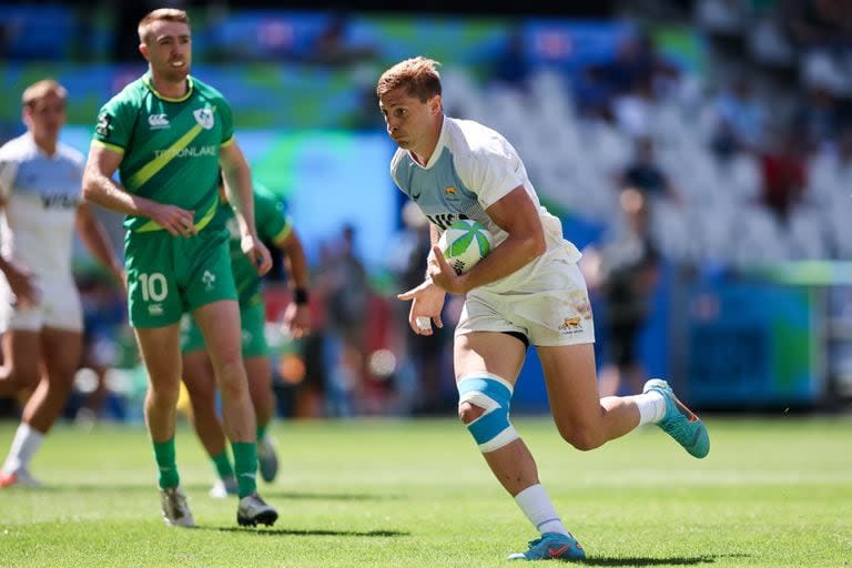 Matías Osadczuk ataca ante la resignación irlandesa; el jugador de Pumas 7s consiguió el segundo try en la semifinal del Seven de Perth que Argentina ganó por 24-5.