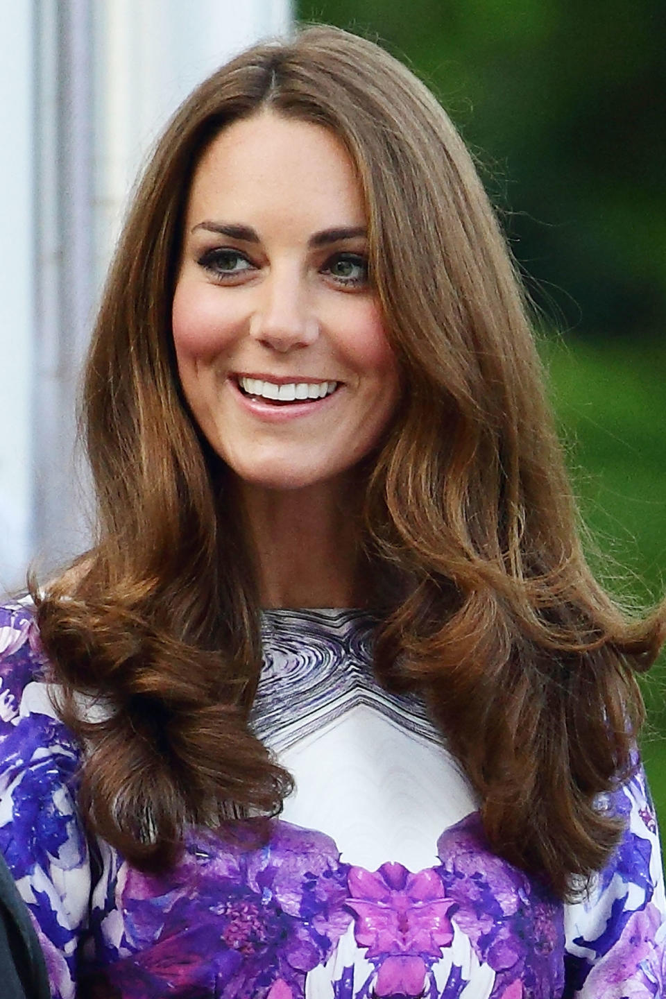 <p>Kate's forever look: the side part, with soft, glossy waves. </p>