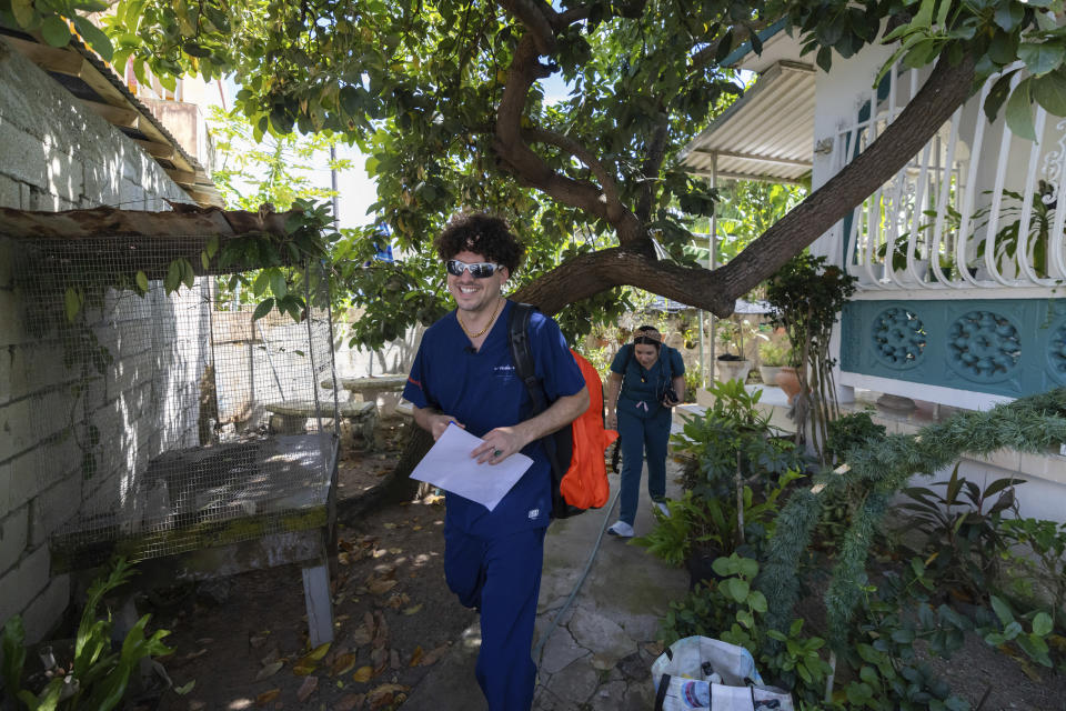 El Dr. Pedro Juan Vázquez, conocido por su nombre artístico PJ Sin Suela, hace rondas puerta por puerta en Loiza, Puerto Rico, el sábado 25 de mayo de 2024. El médico de 34 años viaja desde la capital de San Juan hasta el sur de la isla. y regiones centrales para atender a las comunidades que luchan tras los huracanes. Después de colgar su bata de médico, Vázquez dedica su tiempo a producir nueva música que hable de los problemas de la isla. (Foto AP/Alejandro Granadillo)