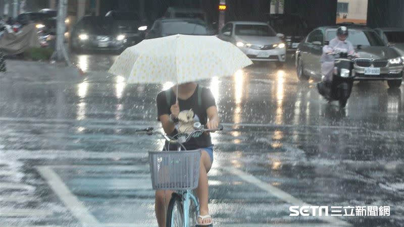 今日降雨範圍略較昨日縮小，午後局部地區仍有較大雨勢。（圖／記者邱榮吉攝影）