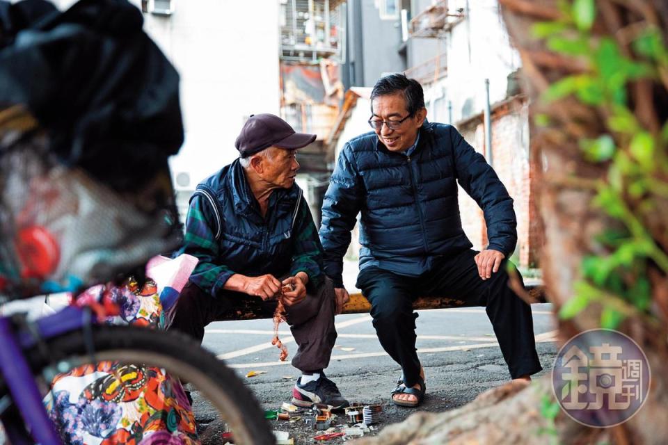 恩友中心創辦人李政隆（右），在SARS期間受命成立街友服務教會，目前全台有17個據點，但近年捐款銳減，正在精簡單位。