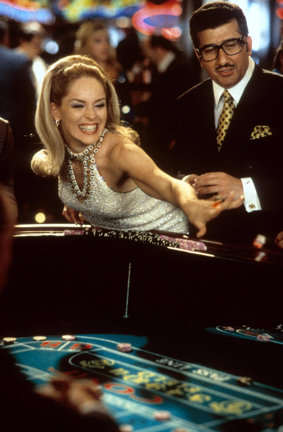 Sharon Stone divirtiéndose apostando en una escena de la película 'Casino', 1995. (Foto de Universal Pictures/Getty Images)