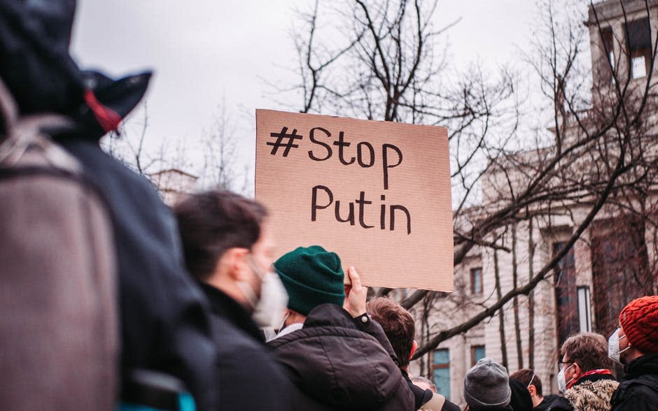 Gente en la calle protestando contra la guerra (Pexels)