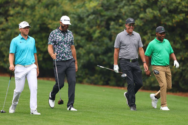 Talor Gooch, Dustin Johnson, Phil Mickelson y Harold Varner III en el hoyo 11 del Augusta National: cuatro "rebeldes" del LIV Golf Series juntos