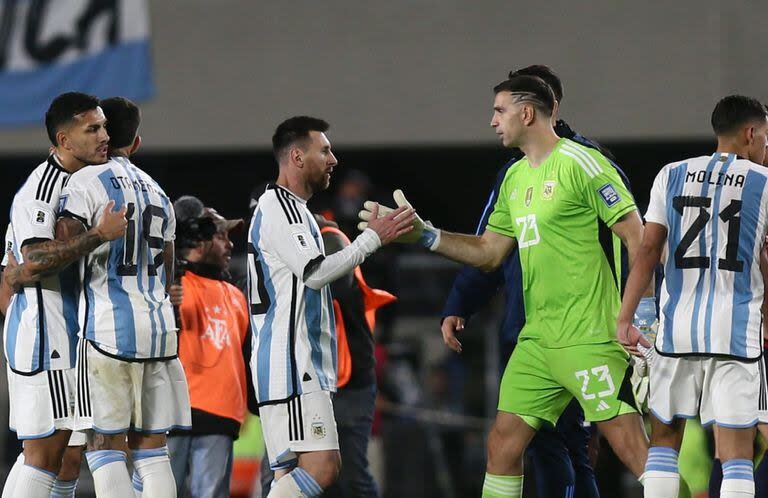 El saludo de Lionel Messi y Emiliano 'Dibu' Martínez, tras el triunfo por 1 a 0 ante Paraguay