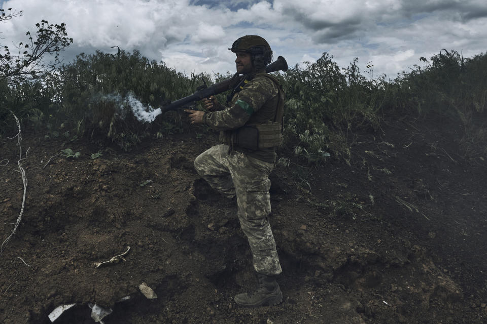 一名烏克蘭士兵在巴赫姆特戰線上向俄軍發射火箭彈。(畫面來源：AP)