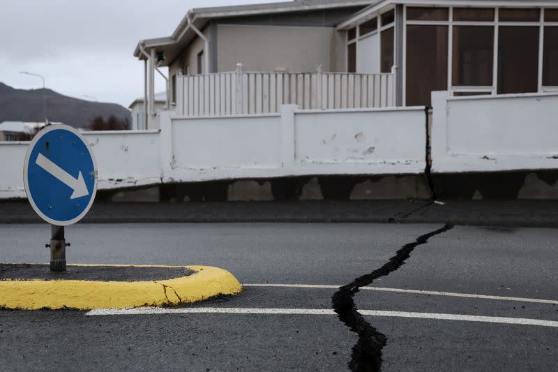 FOTO DE ARCHIVO. Grietas emergen en una carretera debido a la actividad volcánica cerca de una comisaría de policía, en Grindavik, Islandia