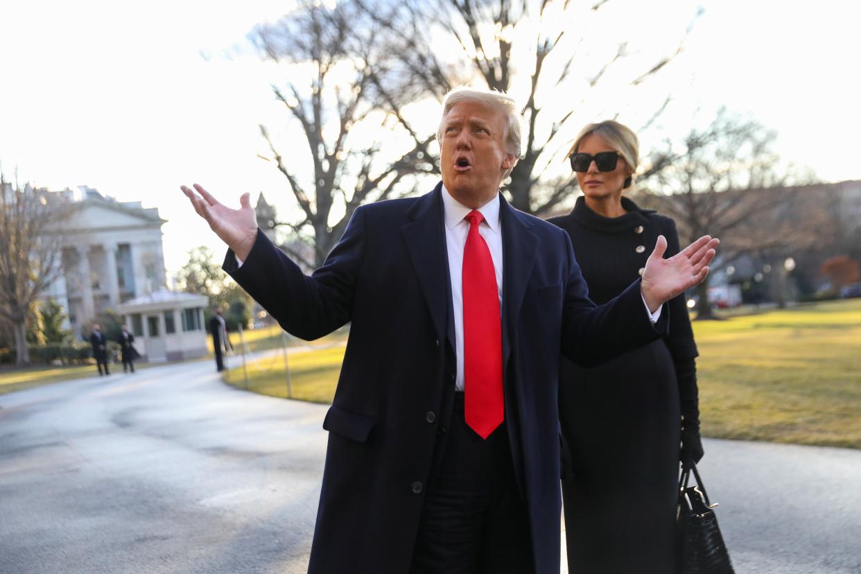 Donald Trump hace un gesto mientras él y la primera dama Melania Trump salen de la Casa Blanca para abordar el Marine One (REUTERS)