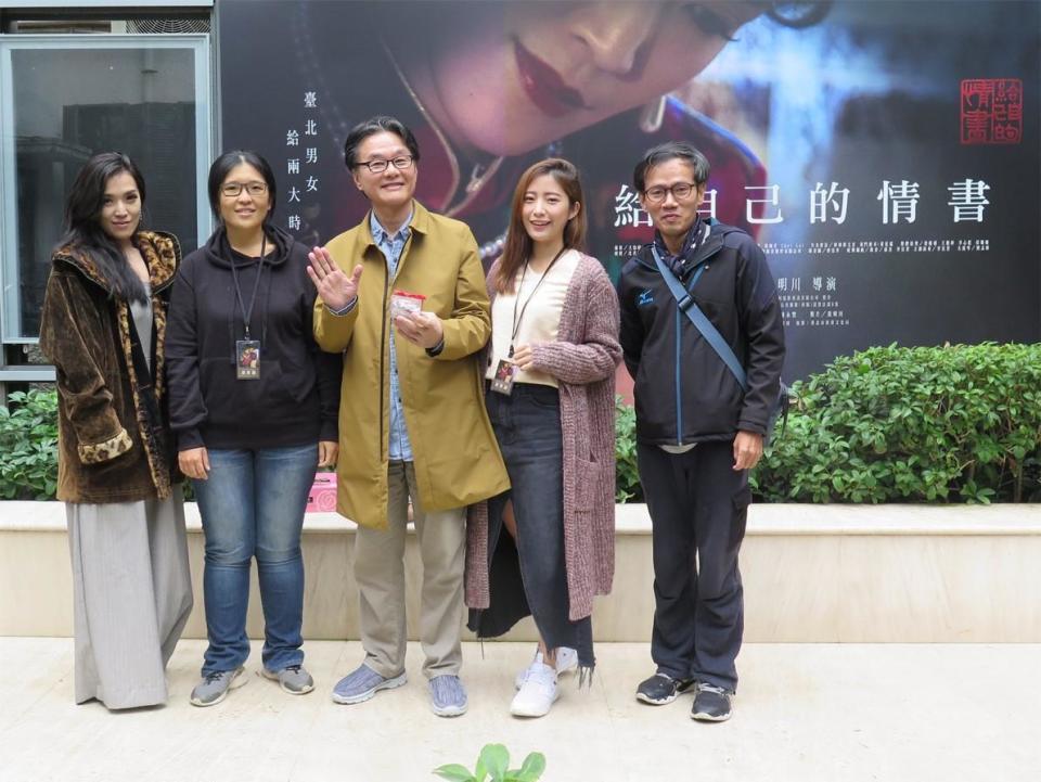 《給自己的情書》劇組出席試映會，左起為演員賴盈瑩、攝影師王怡晴、導演黃明川、演員鄭雨璇、副導黃至琦。（台北光點提供）