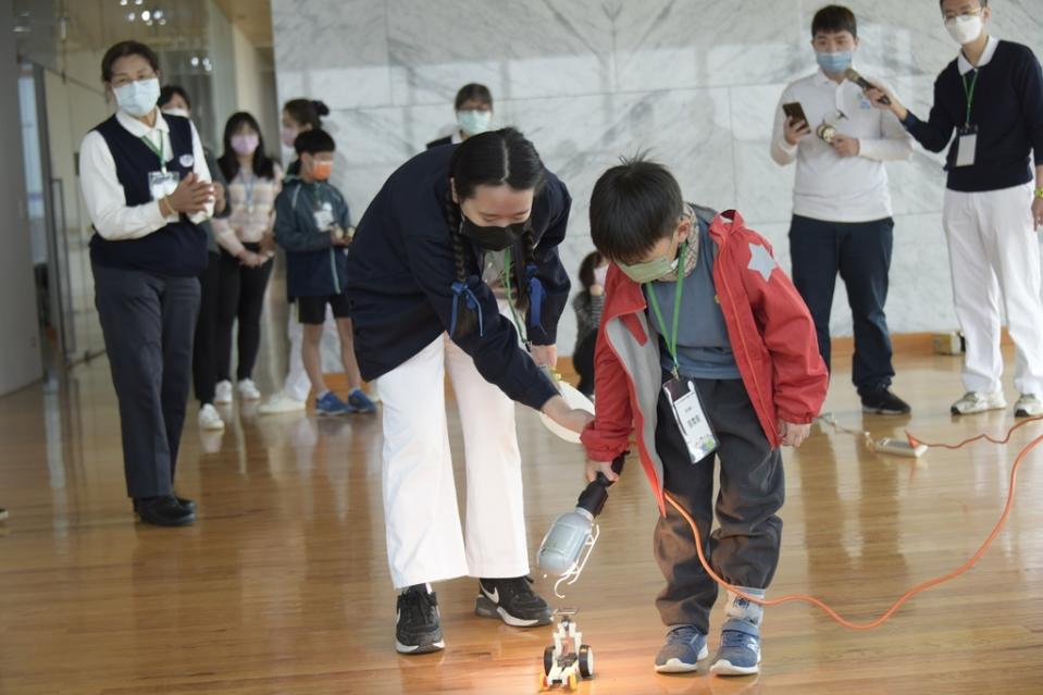 《圖說》學童親手組裝太陽能車，用燈光照射，體驗光能發電驅動車輛前進的樂趣。（圖／工研院提供）