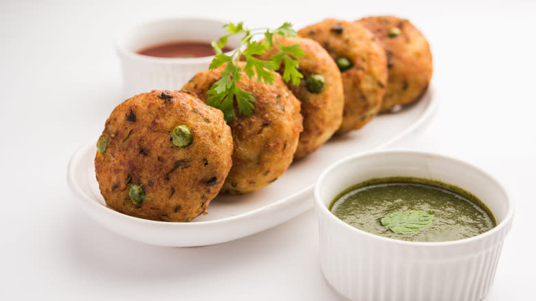 aloo tikki with chutney