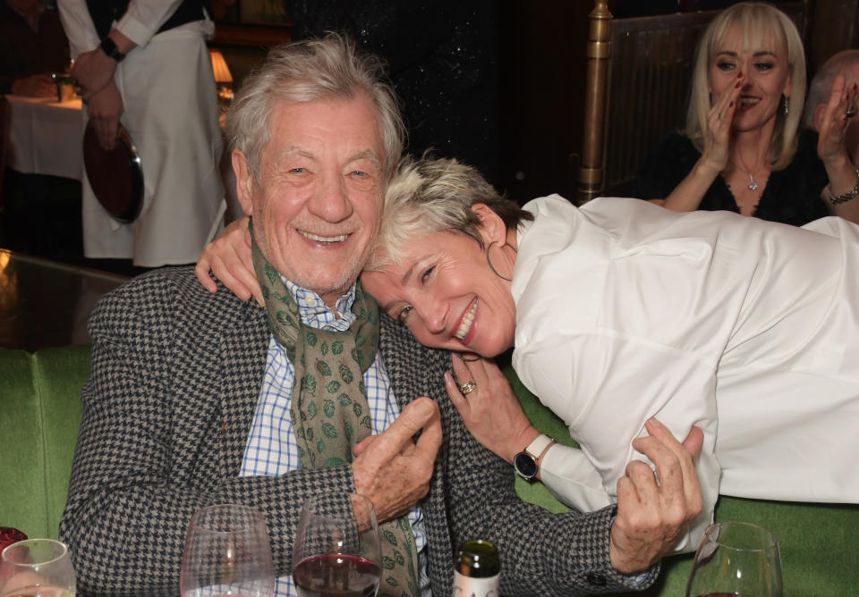 LONDRES, INGLATERRA – 1 DE DICIEMBRE: Sir Ian McKellen y Dame Emma Thompson asisten solo a una noche en The Ivy en ayuda de Acting For Others el 1 de diciembre de 2019 en Londres, Reino Unido. (Foto de David M. Benett/Dave Benett/Getty Images para The Ivy West Street)