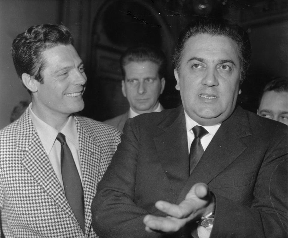 Schon war der Film skandalumwittert. Geistliche schmähten das Werk in ihren Predigten als Werk des Teufels. Fellini (rechts) wurde in der Folge gar Opfer von Eierwürfen in Mailand, unter anderem in Spanien wurde der Film verboten. Dem Siegeszug von "La Dolce Vita" hat dies maliziöse Urteil wahrlich nicht geschadet ... (Bild: Keystone/Getty Images)