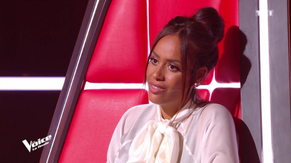 Pour la grande finale de The Voice, Amel Bent a de nouveau opté pour un look noir et blanc composé d'une blouse Oud Paris à 590 euros, associée à un pantalon Céline à 420 euros, soit un total de 1 010€. © Capture d'écran TF1