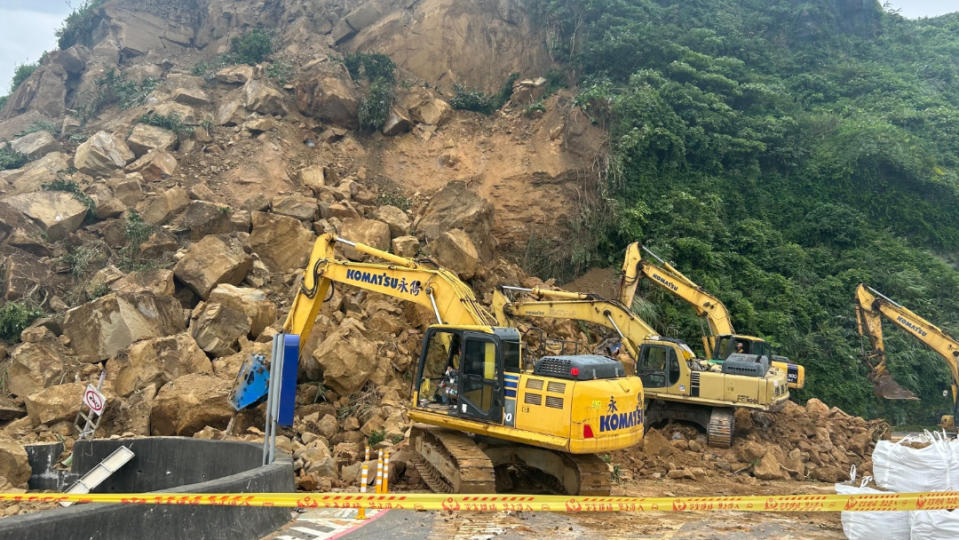 基隆潮境公園山崩今出動大型機具碎石　9車1機車遭埋將先移出